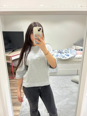 Grå topp med trekvartsärm från Gina - Grå topp från Gina, helt oanvänd, ord pris 200kr🥰🤍