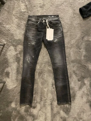 Dondup jeans - Tja! Säljer nu dessa extremt feta dondup jeansen i denna riktigt sköna modellen! Jeansen är helt sprillans nya med tags! Storlek 29! Skriv vid bilder eller frågor