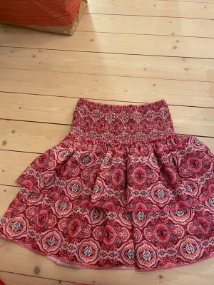 Söt kjol - Säljer nu den här jättefina volnagljolen, köpt på Vinted utan lapp för ett tag sen, inte andvänd mycket av mig! Skriv vid frågor, typ storlek xs-m kan ha den