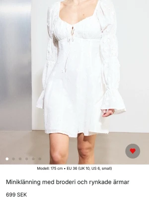 Vit broderad miniklänning från NA-KD - Säljer nu en av mina studentklänningar. Superfin vit miniklänning från NA-KD med broderade detaljer och puffiga, rynkade långärmar. Klänningen har v-ringad urringning med snörning framtill. Materialet känns lätt och luftigt, perfekt för studenten💗