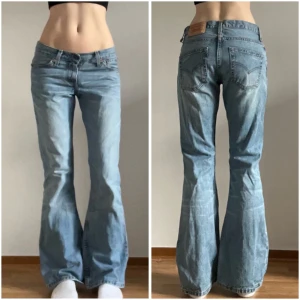 Levi’s Low Bootcut - Ljusblåa lågmidjade bootcut jeans från märket Levis💓Midja rakt över:38 cm Innerbenslängd 80 cm💓 Ett fäste har gått upp som syns på sista bilden, men går säkert att laga för den som vill! 🫶