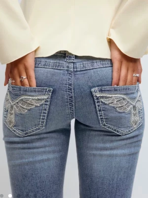Blå low waist jeans med design - Jätteeee snygga jeans från Gina tricot. Jag råkade köpa fel storlek så i helt nytt skick men utan prislapp! Storlek 14+ storlek M i vanlig längd.