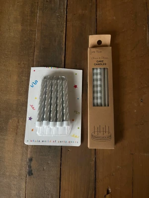 Tårtljus - 10 korta silvriga ljus och 12 längre silvriga ljus.