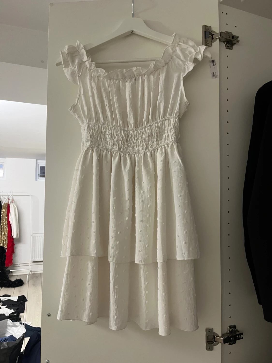 Vit kort volangklänning med prickar