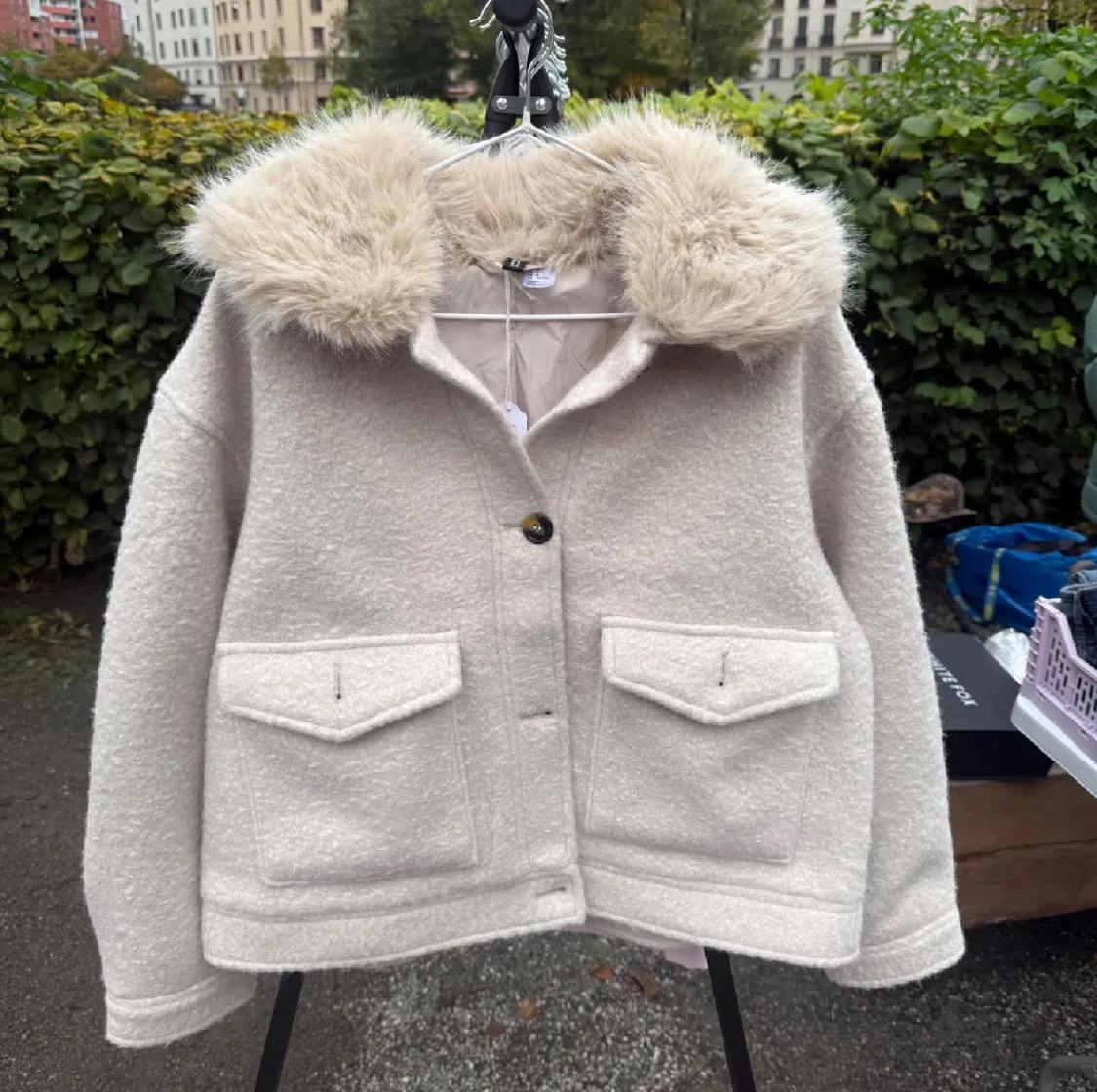 Beige jacka med fuskpäls-krage