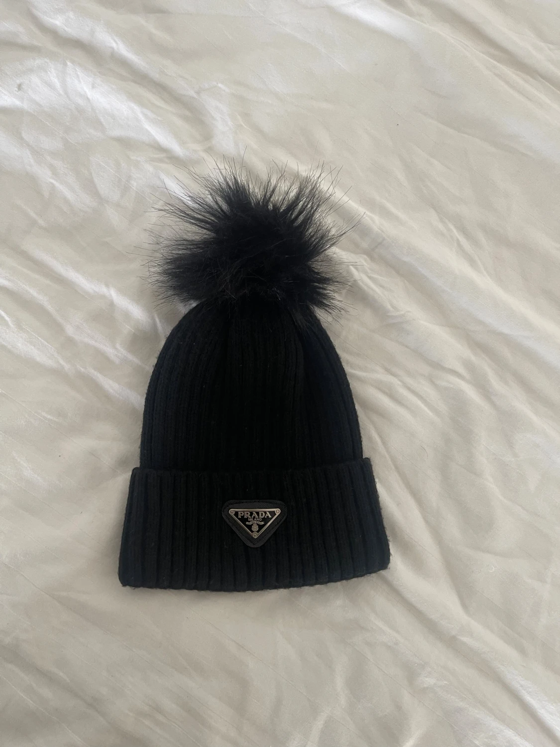 Svart ribbstickad mössa 