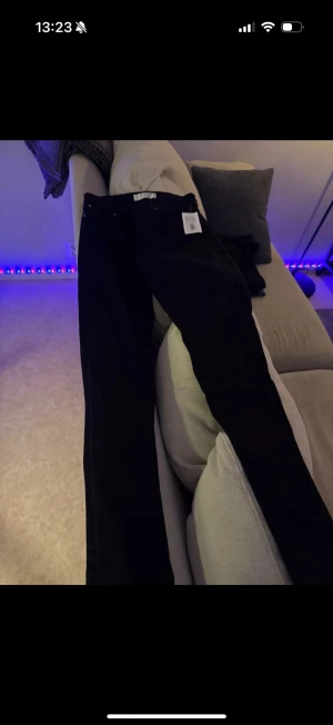 Skinny jeans  - Säljer ett par svarta skinny jeans från Ellos med hög midja. Storlek 34. Ordinarie pris 400kr med prislappen kvar. 