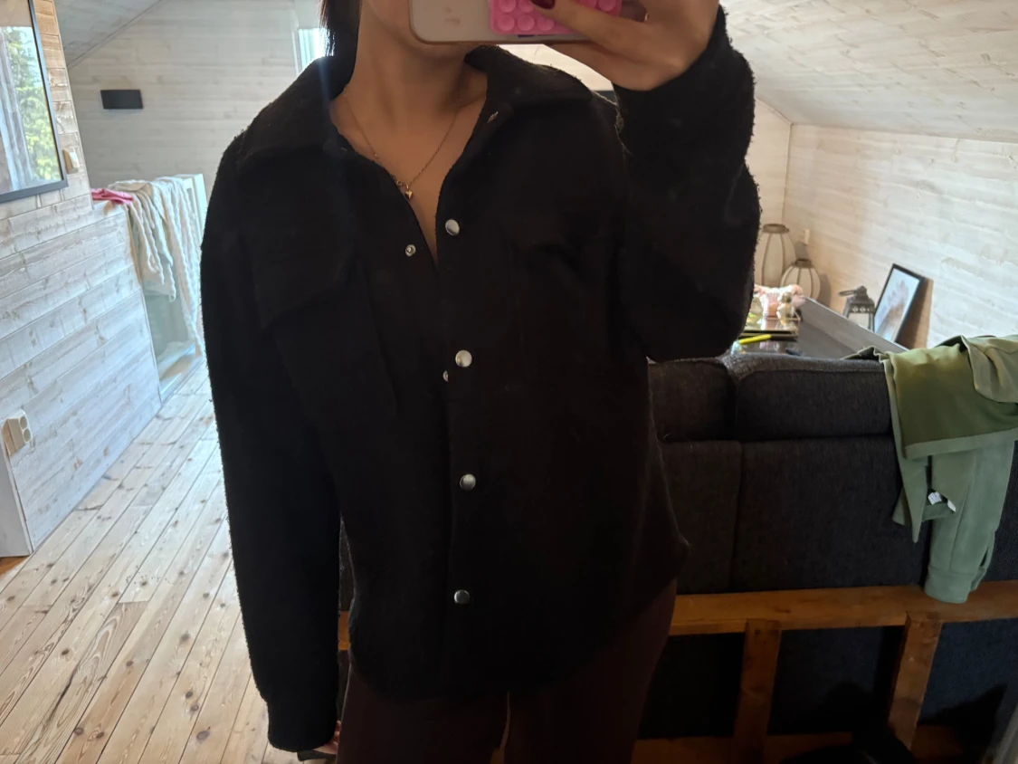 Svart jacka med knappar - 1