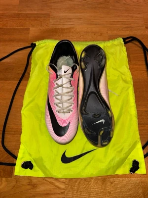 Nike Mercurial Vapor X fotbollsskor, stl 42 - Säljer ett par Nike Mercurial Vapor X fotbollsskor med snyggt randigt mönster i rosa, vit och lite gul toning. Ovandelen är i syntetmaterial och skorna är väldigt lätta. Storlek 42. Inga innesulor. Använda men fortsatt i mycket bra skick. Väldigt eftertraktad modell och färgkombination. Priset är förhandlingsbart. 