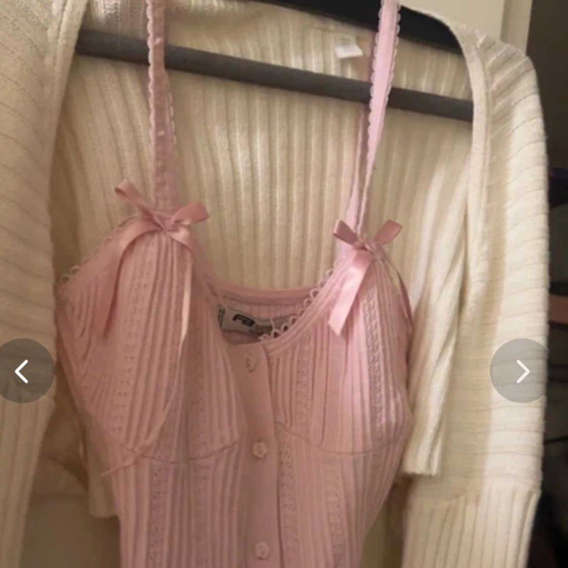 Söt ljusrosa ribbad linnetopp med rosetter - 1