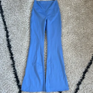 Blå bootcut leggings från Gilly Hicks - Supersnygga blå leggings från Gilly Hicks med bootcut och hög midja. Stretchigt och mjukt material som sitter skönt och formar sig efter kroppen. Perfekta för dig som gillar en trendig och bekväm look. Storlek S i fint skick 💙