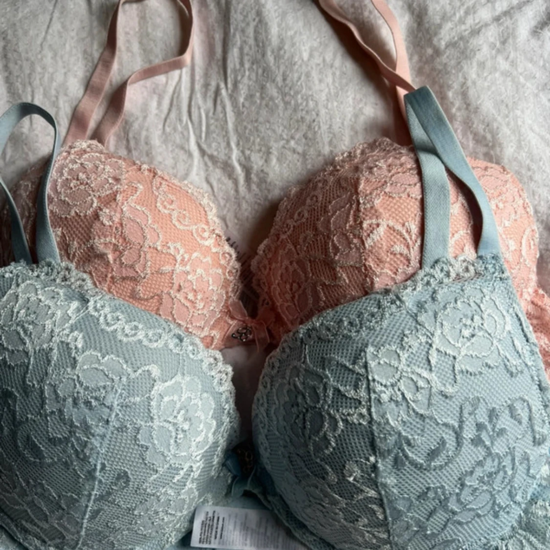 Blommiga spetsbehåar i pastell - 1