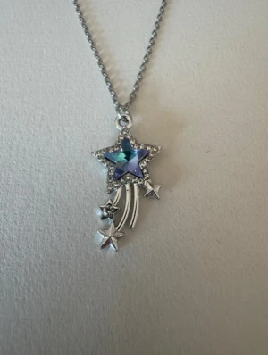 silverhalsband stjärnfall lila/blå - Perfekta julklappen 🌲  Säljer smycken som skapats som hobby av mig och dottern.   Halskedjor är 50cm.  Bilder på berlock kan vara missvisande så är det viktigt så fråga gärna om mått 🌹  Smycken är inte av äkta guld/silver .   Inga bud godtas då priserna är så billiga❤️
