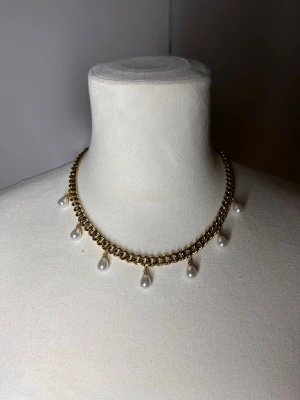 Halsband med pärlor  - Handgjort kedjehalsband med pärlor. Kedjan är 7mm bred och 45cm lång. Allt i rostfritt stål förutom pärlorna. Fast pris satt efter materialkostnader och tillverkning. Köp gärna via köp nu, snabb leverans.    