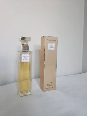 Elisabeth Arden 5th Avenue Parfym 75ml - Knappt använd flaskan är nästan helt full. Kartongen är lite skadad.