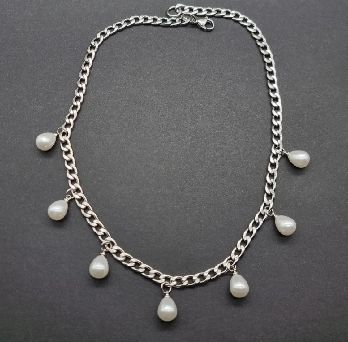 Stilfullt halsband med pärlor  - 1