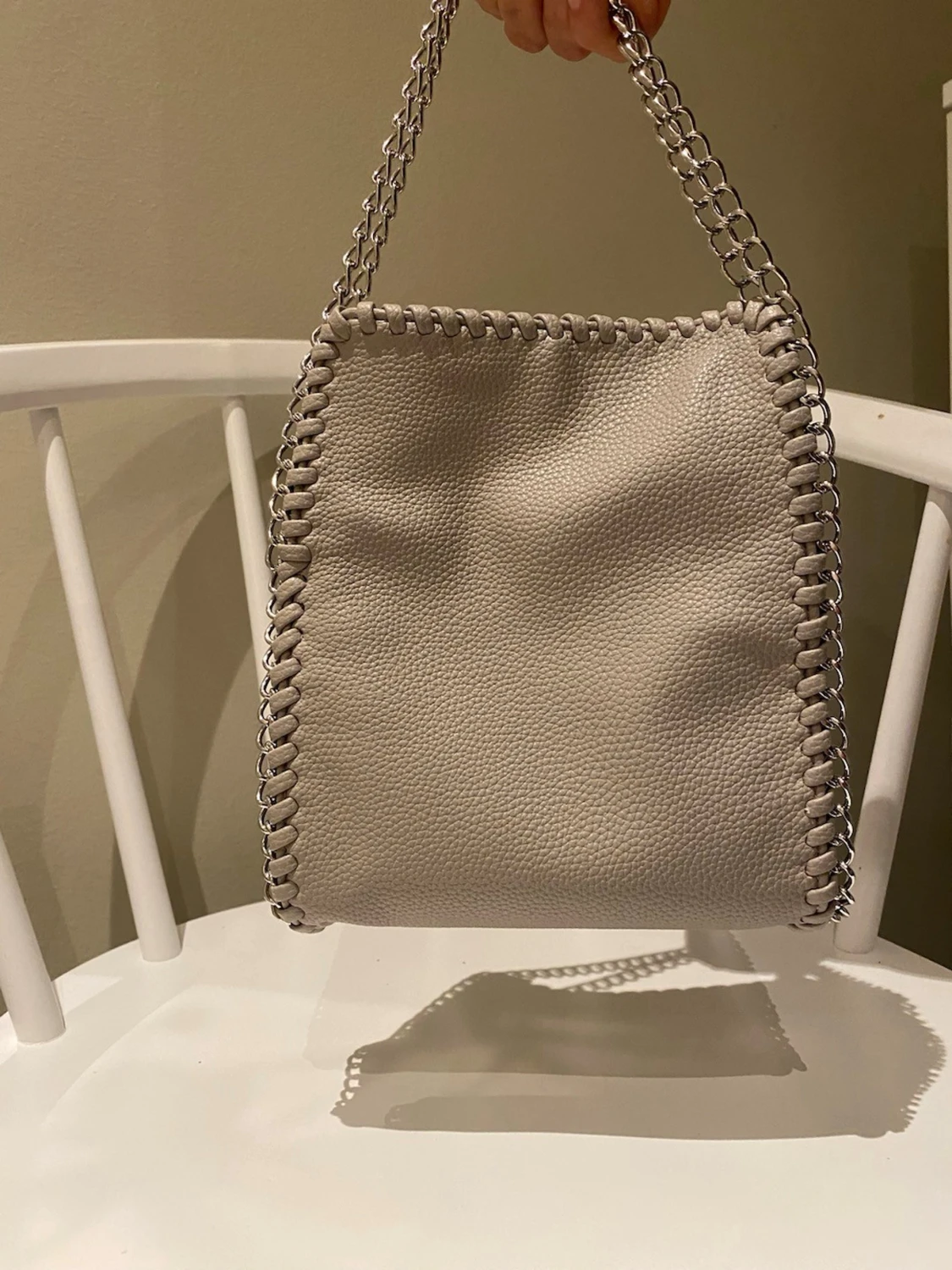 Beige axelväska med kedjedetaljer - 1