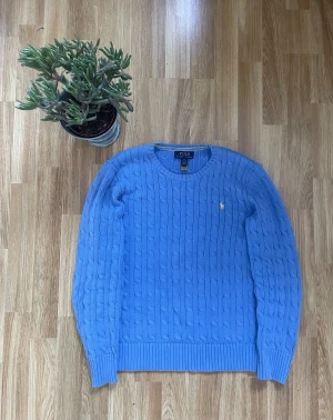 Blå kabel stickad tröja Ralph Lauren/ Niebieski sweter z warkoczowym splotem Ralph Lauren - 📊Färg: Blå 📏Storlek: 14/16 L/S ♻️Skick: 10/10, inga defekter 🧵Material: Bomull, stickad Nypris: 2500kr