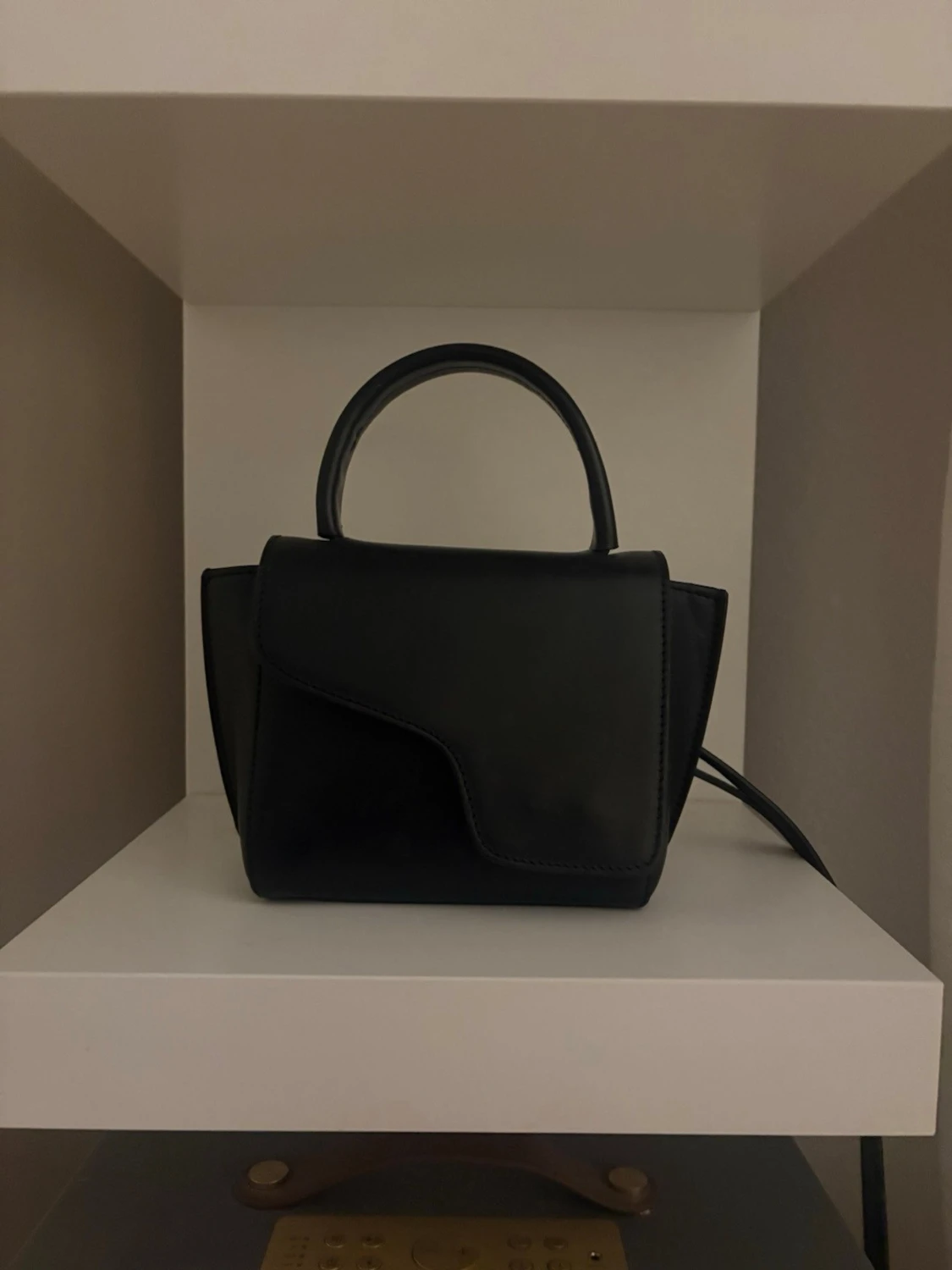 Svart stilren handväska i skinn