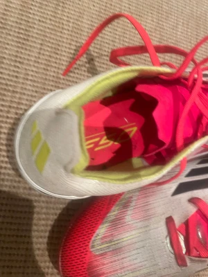Adidas X Speedflow fotbollsskor f50 - Säljer ett par Adidas F50 elites ny pris 2800 i en snygg mix av vitt, rött och neon-gult. Skorna har snörning, platt sula med dobbar och är tillverkade i lätt syntetmaterial för maxad speed och den perfekta skruven på planen. Svarta Adidas-ränder på sidan och coola detaljer gör dem riktigt sportiga. Kommer även med låda!