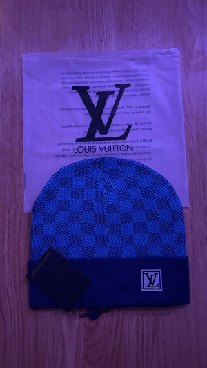 Snygg blå rutig mössa - Säljer denna snygga blå rutiga mössa då den inte används längre pris kan diskuteras vid snabb affär.