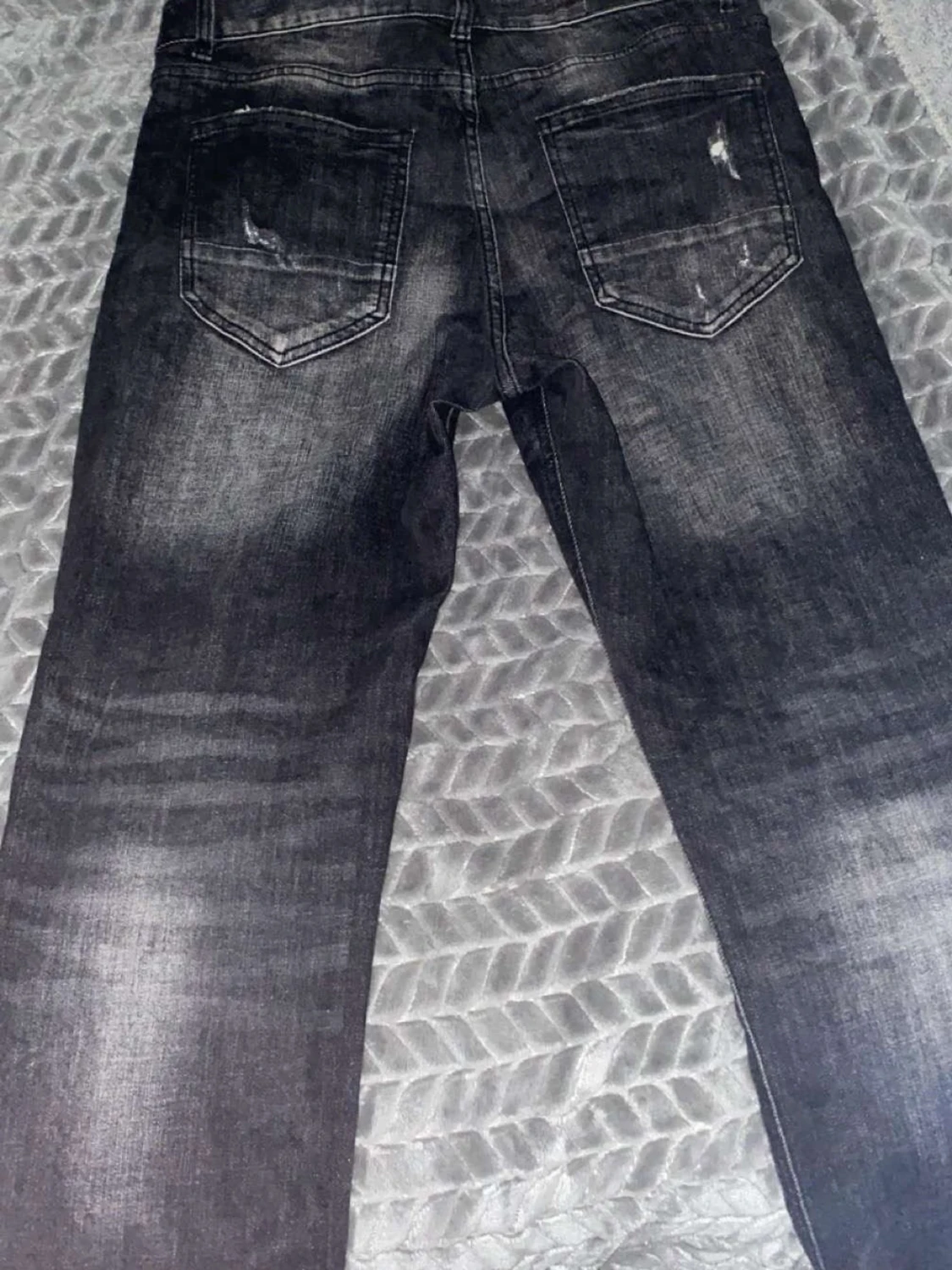 Svarta slitna jeans med färgstänk - 1