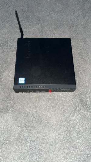 Lenovo ThinkCentre M910q Tiny - Lenovo ThinkCentre M910q Tiny med Intel Core i5 vPro 7th Gen processor. Kompakt stationär dator, perfekt för kontor eller hem. Utrustad med WiFi-antenn. Mindre yttre slitage, i gott skick. Pålitlig prestanda i ett litet format.