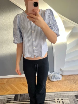 Blå och vit randig skjorta från hm - Säljer en blå och vit randig skjorta från hm i storlek xs. Perfekt till sommaren till ett par jeans shorts.