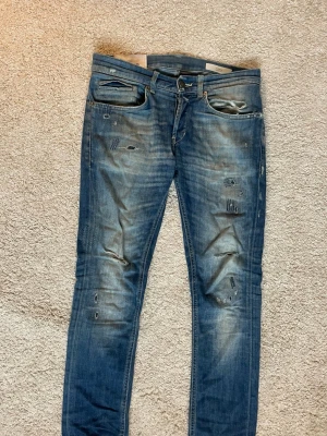 Dondup George jeans - Snygga dondups med slitningar och fade. Se skick på bilderna!. Finns defekter som visas. Nypris 3600kr säljer endast för 699.