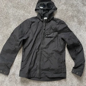 Cp company jacka - En riktigt snygg cp company vindjacka i riktigt bra skick. Nypris ligger på cs 4 tusen. Säljer för 1499kr. Storlek M men passar S