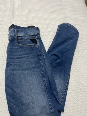 Blå Replay jeans  - Blå replay jeans i storlek 32/34 skick är 10/10 helt nya knappast använda. Pris kan diskuteras.