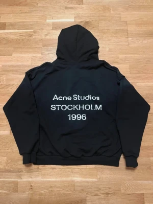 Acne Studio Hoodie - Super fin hoodie ifrån acne studios! Lappen sitter kvar och tröjan har inga defekter alls. Pris varav inget kvitto kvar🫶⭐️
