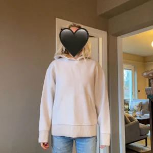 Begie stickad hoodie - Snygg begie stickad hoodie från Zara i storlek S. 