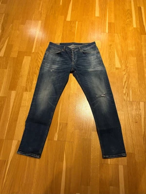 Dondup George  - Ett par lite schysstare dondup jeans med slitningar. Är inga defekter på jeansen då dom har används 1-2 gånger. Vid frågor och funderingar är det bara att skriva.
