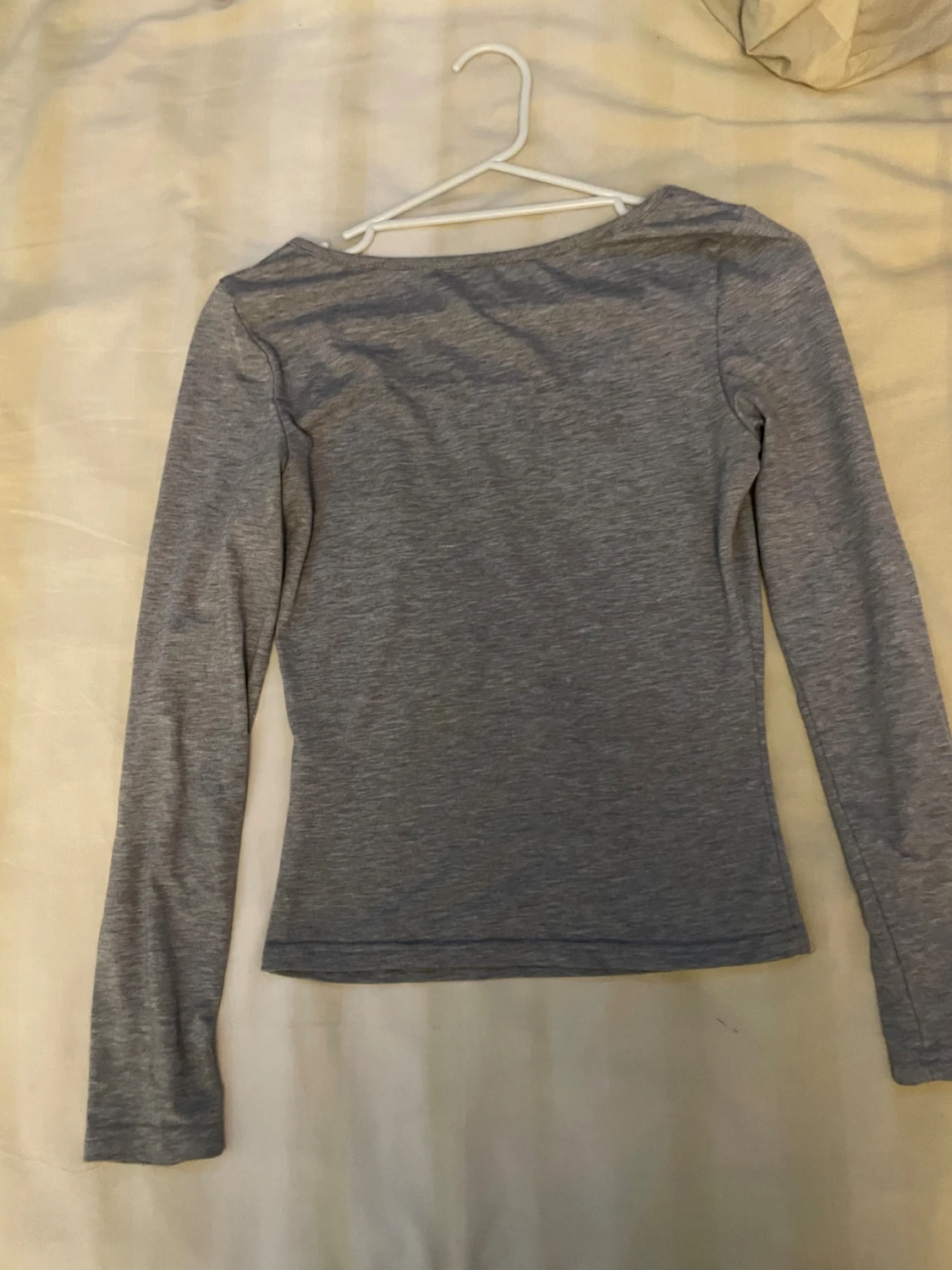 Grå långärmad topp med tryck - 1