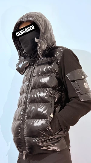  Moncler cardigan - Säljer en svart cardigan från Moncler med glansig finish och huva. Jackan har långa svarta ärmar i mjukt material, dragkedja framtill och en ikonisk Moncler-logga på ärmen. Fickor med tryckknappar och snygga quiltade detaljer ger jackan en modern vibe.