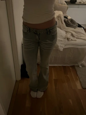 Cheap Monday Jeans - säljer cheap monday jeans då de inte ansvänds längre. längd 34, har dock sprättat upp dem så de är lite längre. som referens är jag 180💓