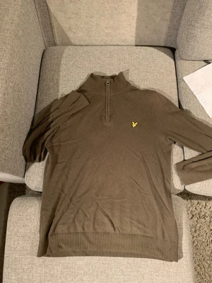 Half Zip, lyle & scott  - Pris kan diskuteras, hör av vid intresse!Snygg  polotröja från Lyle & Scott med half zip och gul logga på bröstet. Tröjan har ribbade muddar och krage, lång ärm och är gjord i mjuk bomull. Perfekt för dig som gillar stilrena och klassiska plagg med en modern touch.