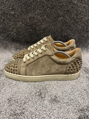 Christian Louboutin Skor - ‼️VI TAR EJ BYTEN‼️ Christan Louboutin sneaker | Skick: 9,5/10 | Storlek 40 fits 41 | Skopåse & snören ingår | Fraktar inom 24H efter köp på köparens bekostnad 📦 | Hör av dig vid minsta fråga eller fundering 💭 