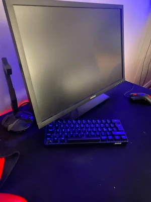 Samsung S24H650QDU Monitor - Samsung S24H650QDU 24" LED-skärm med HDMI. Den har fungerat mycket bra och klarar alla spel med bra grafik! Ordinarie pris: 1000 men har köpt ny därför är priset så lågt. Skärmen är i gott skick med mindre tecken på användning. Perfekt för arbete eller gaming. Fungerar utmärkt och levererar skarp bild!🖥️