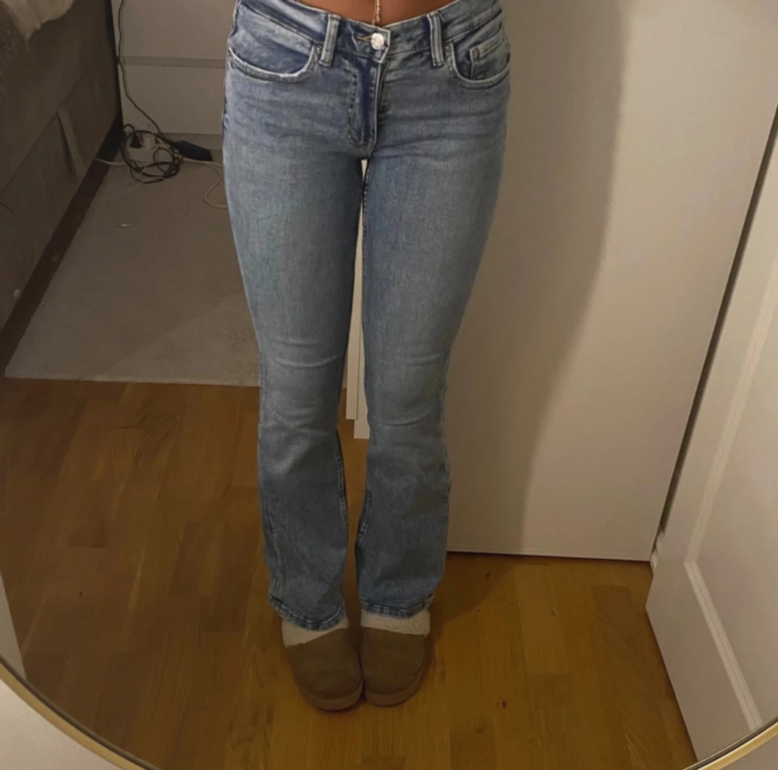 Bootcut ljusblå jeans från Gina Tricot