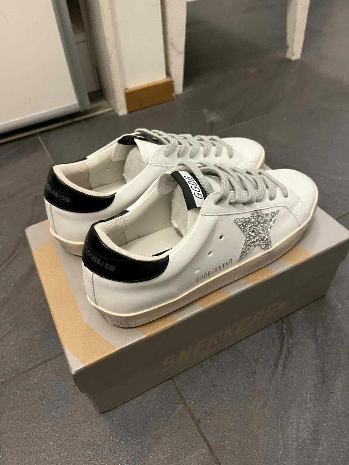 Golden Goose vita sneakers med glitterstjärna