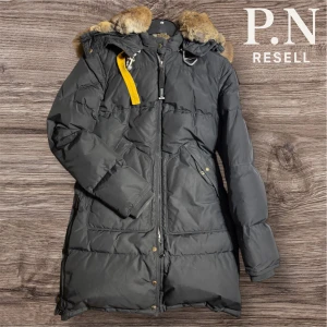 Parajumper long rabbit black plain - Snygg och fräsch Parajumper jacka, riktigt bra för dig nu i vinter! Storlek S Dam. Fler bilder går att lösa om det önskas. 4999kr men vid snabbare affär så kan vi lösa ett bättre pris!! Mvh från oss på P.N Resell