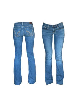 Vintage Lågmidjade bootcut jeans från hollister  - Snygga blå bootcut jeans med klassisk femficksdesign och broderade detaljer på bakfickorna. De är från Hollister och är sparsamt använda! Midjemåttet: 36cm, innerbenslängd: 77cm! Säljer liknande jeans i min profil! 🩷 bilder är mina!