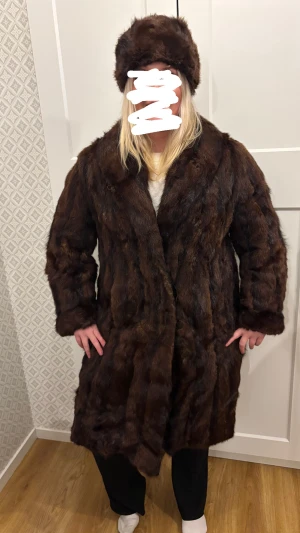 Mörkbrun pälsjacka med krage - Säljer en riktigt fet mörkbrun äkta minkpälsjacka med tillhörande mössa! Perfekt för dig som vill sticka ut och hålla dig varm under vintern. Modellen har vanligtvis storlek 38/40. Mösstorlek 56-58