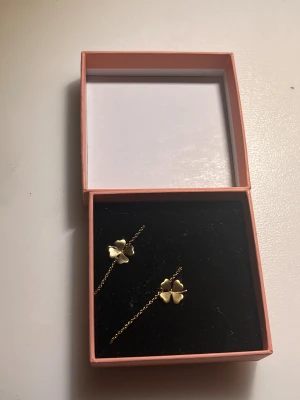 Edblad - Ett armband och ett halsband från Edblad, äkta guld. En liten del av halsbandet är ihopknögglat men går att få ut men har inte haft tid så säljer dem som dem är