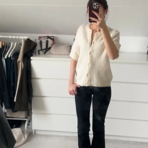 Vit kortärmad kofta från Gina Tricot - Mysig vit stickad kofta från Gina Tricot med korta ärmar. Koftan är endast använd några fåtal gånger💕. Jag har bytt ut och sytt på knapparna själv, då jag inte gillade de som fanns från början💖Storlek M men passar mig som vanligtvis har XS -S🥰