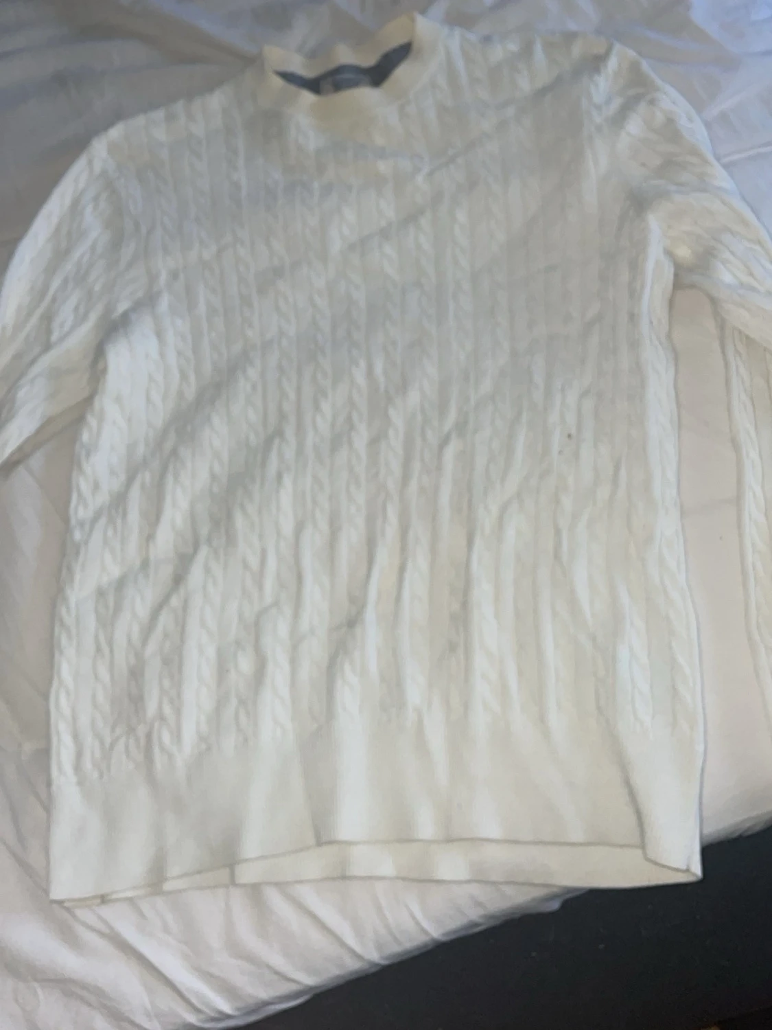 Vit kabelstickad polotröja