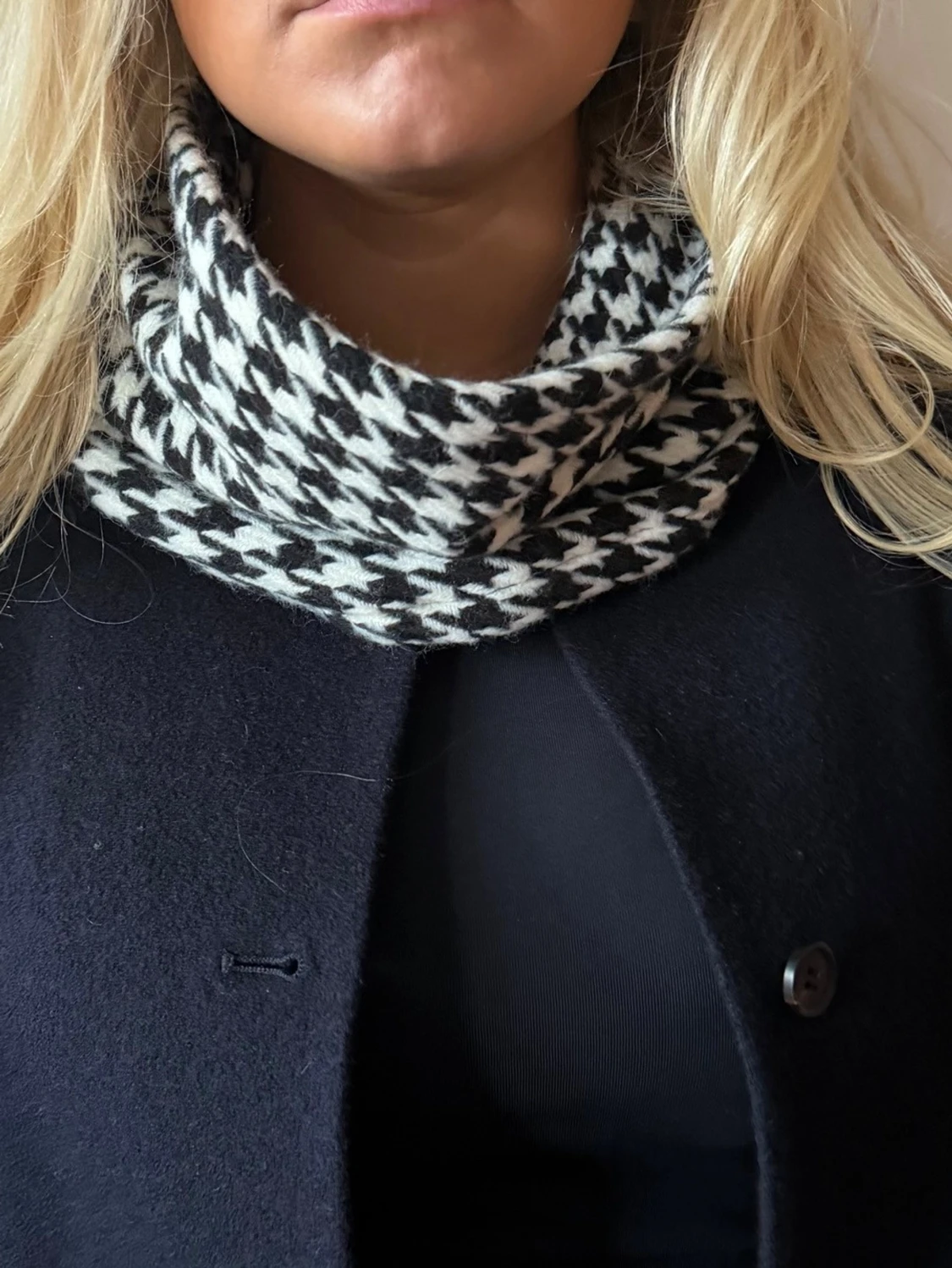 Svartvit halsvärmare/buff