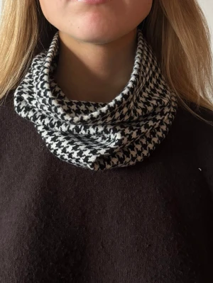 Svartvit rutig halsvärmare/buff - 003